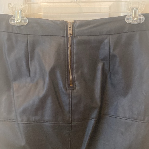 CAbi short leather skirt. Size 2. - Picture 5 of 5